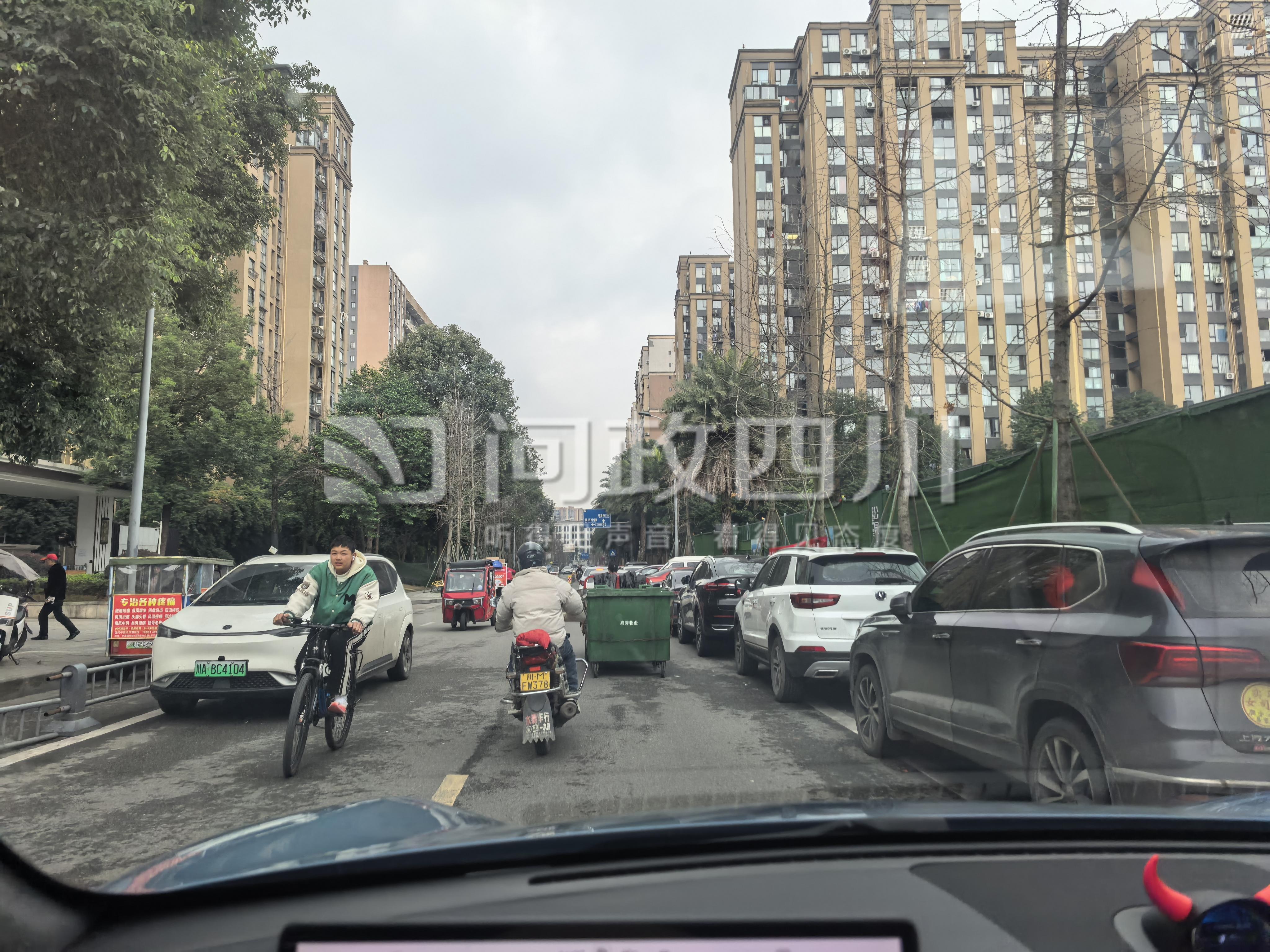 巴黎都市一区二区门口占道停车严重 - 问政四川