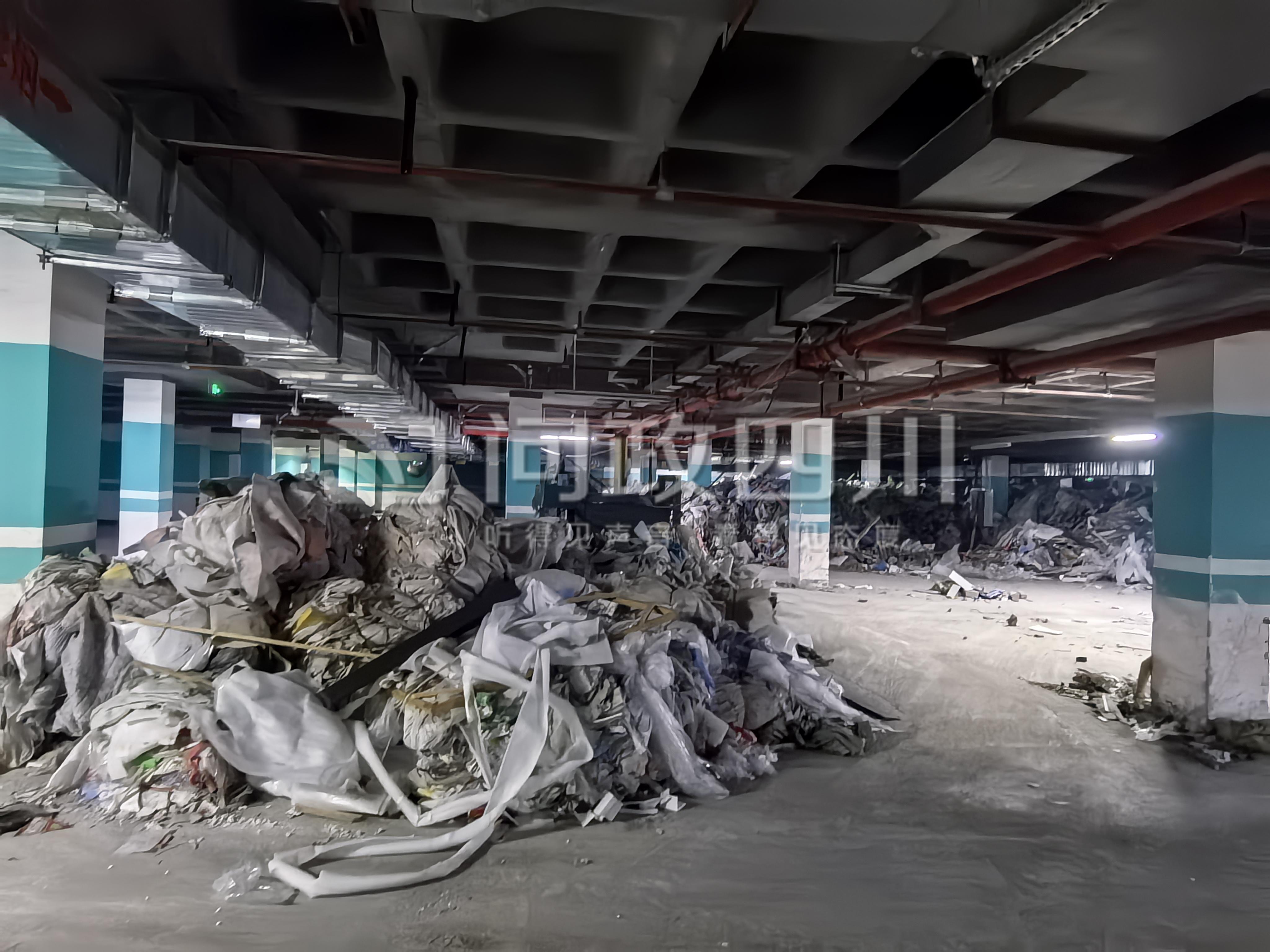 地下室建筑垃圾,废旧塑料等白色垃圾易燃物长期未清理,堵塞消防通道